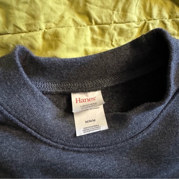 Medium block printed Hanes pre-owned sweatshirt - Picture 5 of 5